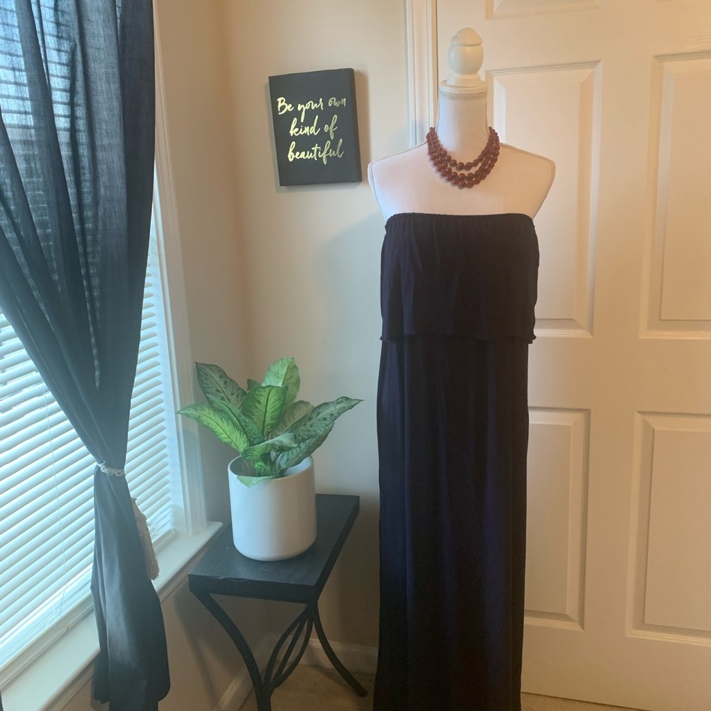 Boohoo Navy, maxi dress with ruffle. Only worn twice. Great condition!